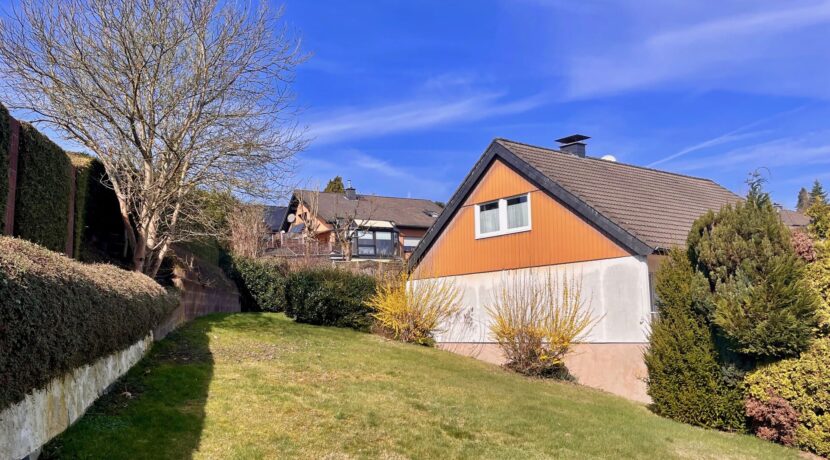 Grundstück neben dem Haus
