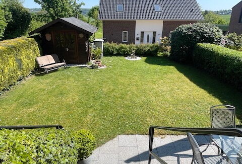 Haushälfte links Garten