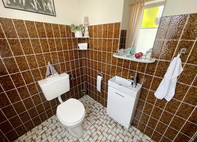 Haushälfte lins - Gäste-Toilette mit Fenster