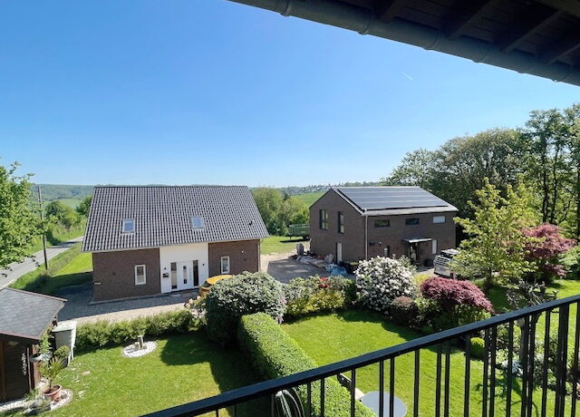 Haushälfte links Blick vom Balkon