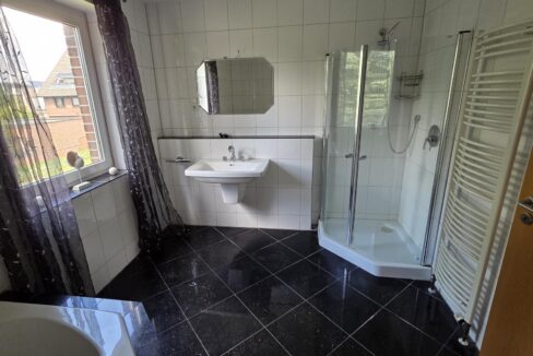 Hauptbad mit Dusche und...