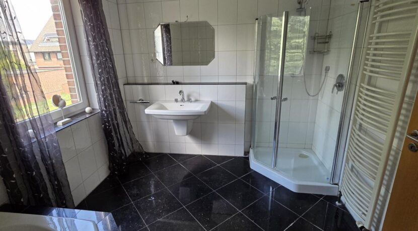 Hauptbad mit Dusche und...