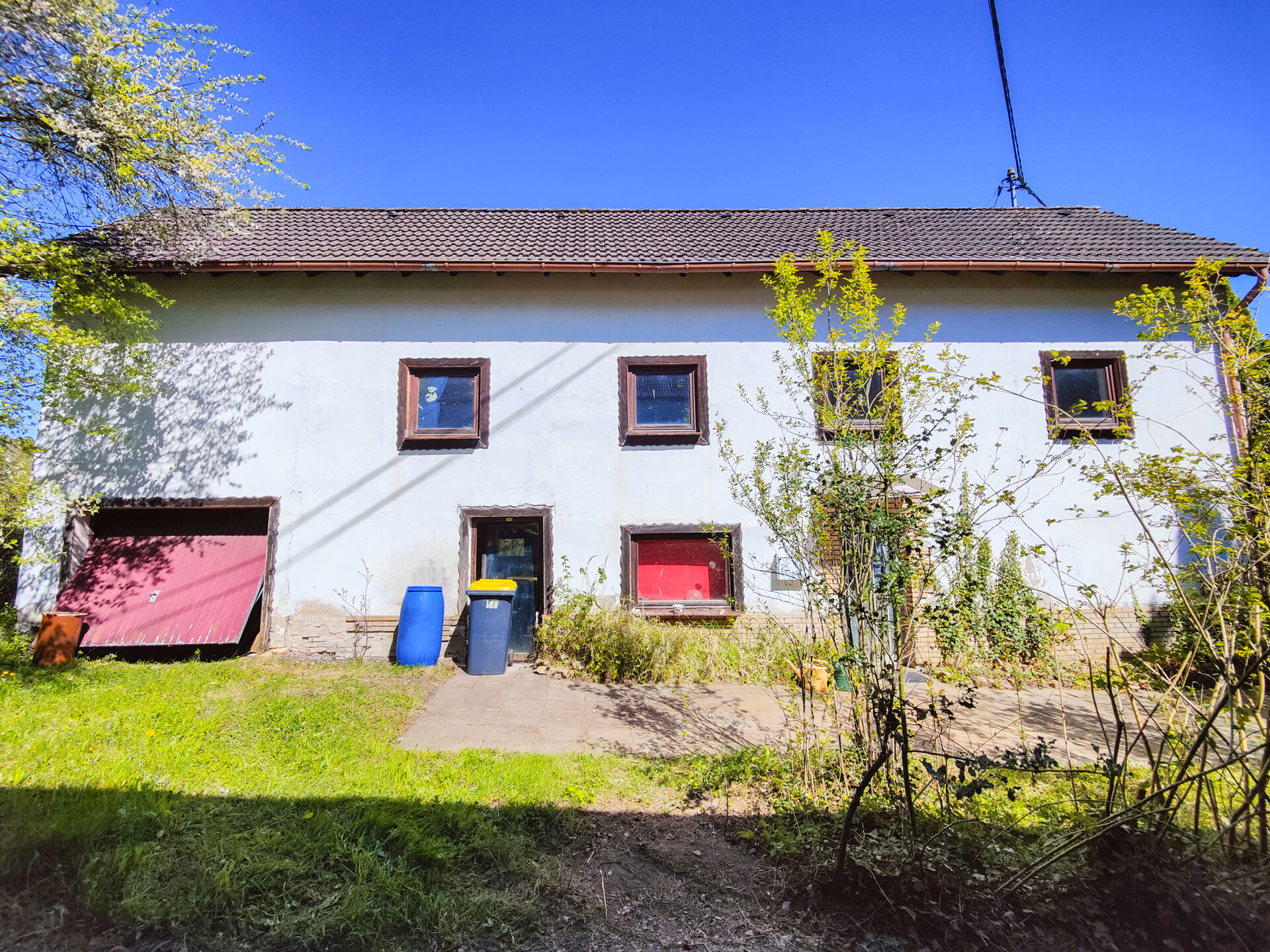 Sanierungsbedürftiges Einfamilienhaus mit großem Grundstück in Ortsrandlage!