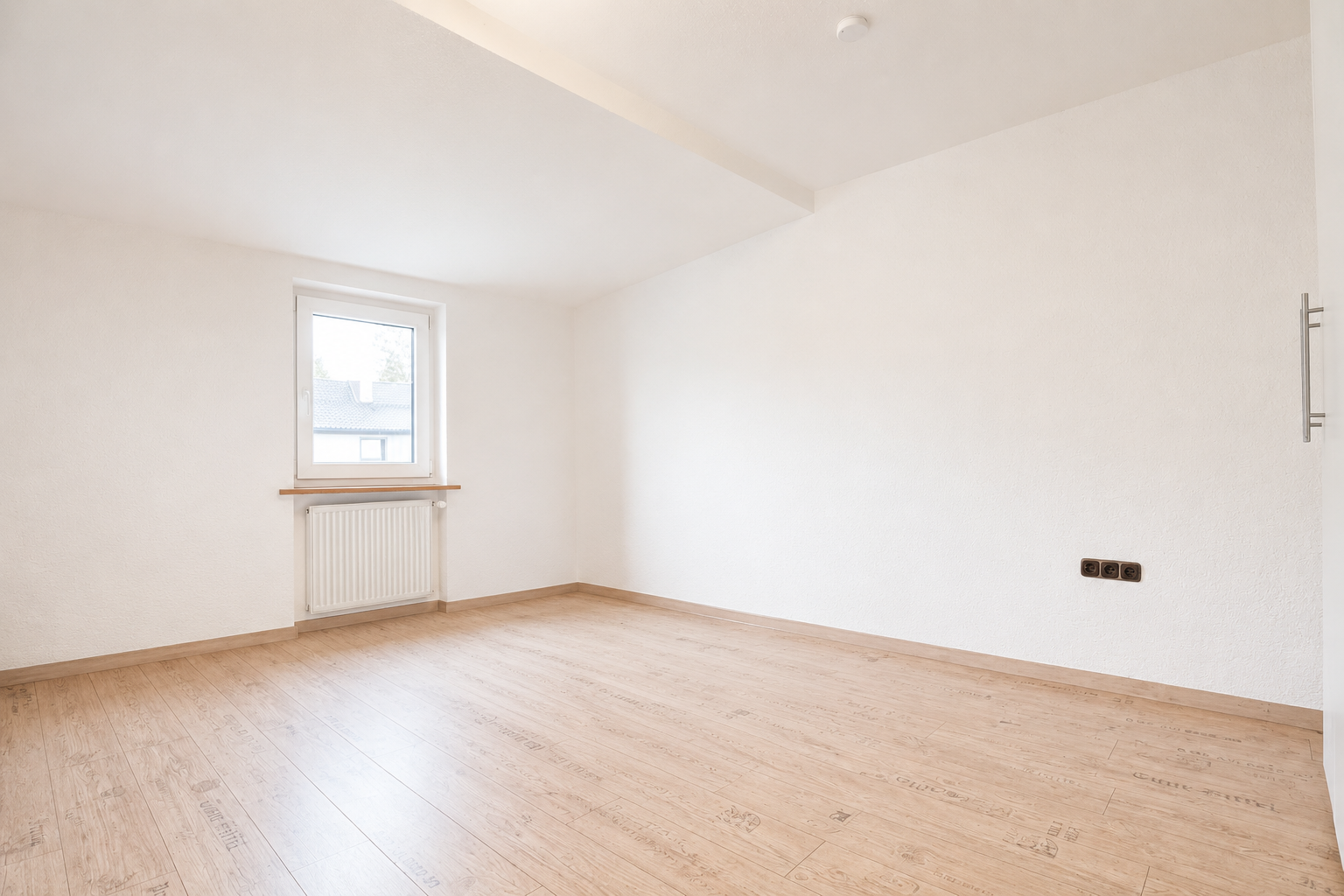 Helle ca. 80 m² große 2-Zimmer-Maisonettewohnung mit Spitzboden, Einbauküche und Tageslichtbad - Photo 2