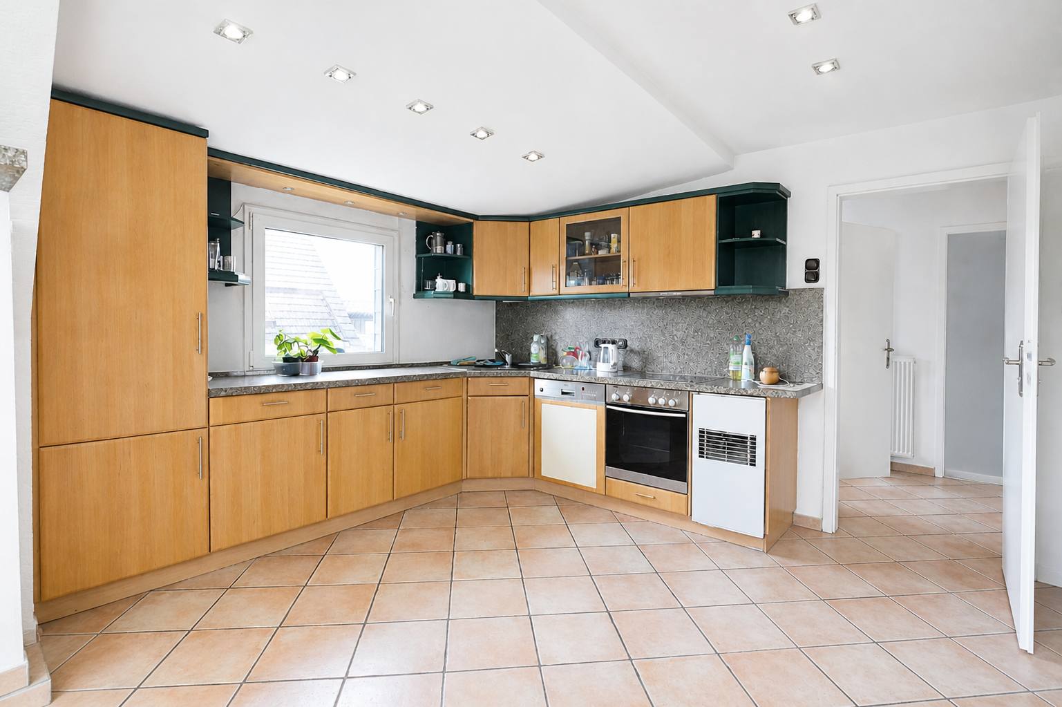 Helle ca. 80 m² große 2-Zimmer-Maisonettewohnung mit Spitzboden, Einbauküche und Tageslichtbad - Photo 4