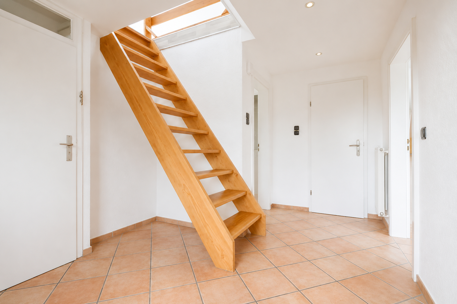 Helle ca. 80 m² große 2-Zimmer-Maisonettewohnung mit Spitzboden, Einbauküche und Tageslichtbad - Photo 5