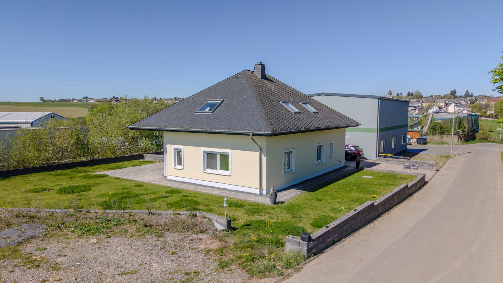 Neuwertiger Walmdachbungalow mit ELW (vermietet) & sep. Gewerbehalle!