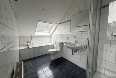 Badezimmer mit Wanne...
