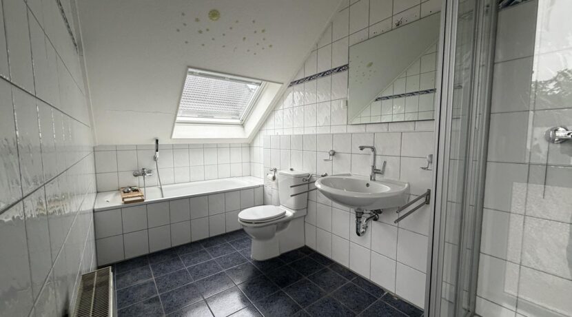 Badezimmer mit Wanne...