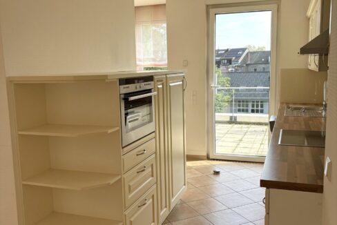 Blick in die Küche und auf den Balkon
