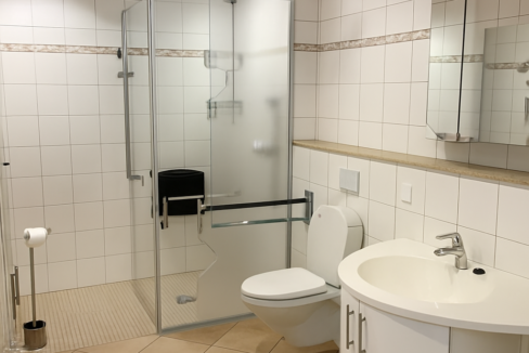 Badezimmer mit Platz für die Waschmaschine