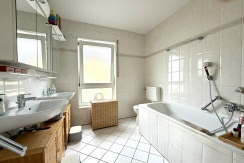 Bad mit Wanne und Dusche im Obergeschowsws