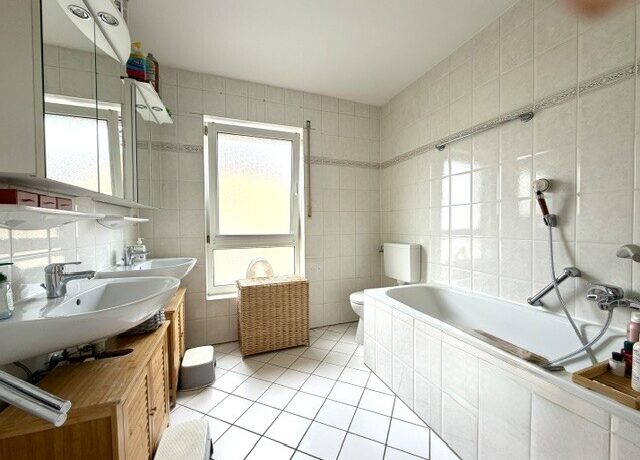Bad mit Wanne und Dusche im Obergeschowsws