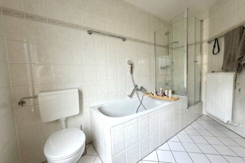 Bad mit Wanne und Dusche im Obergeschoss