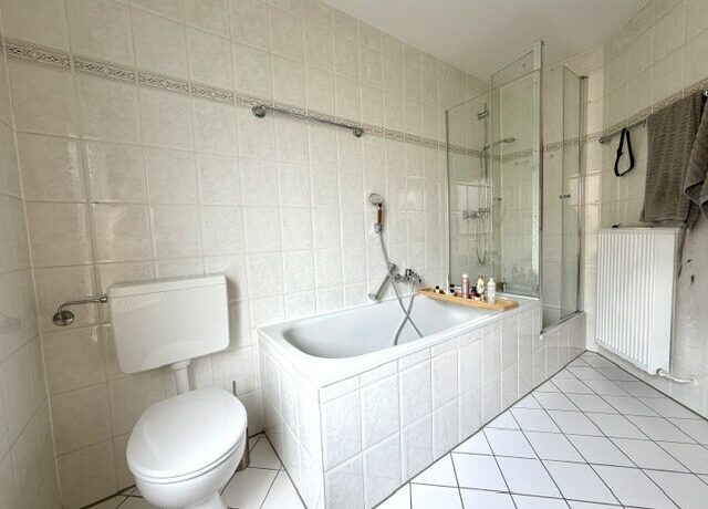Bad mit Wanne und Dusche im Obergeschoss