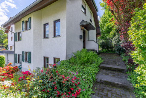 Ein paar Stufen zum Haus