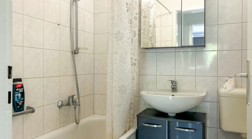 Badezimmer mit Duschwanne