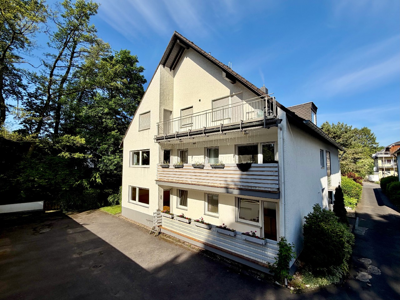 Naturnah wohnen: 3-Zimmer-Wohnung im Erdgeschoss mit Loggia und Garage