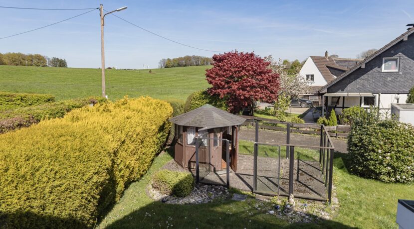 Blick in den Garten und darüber hinaus