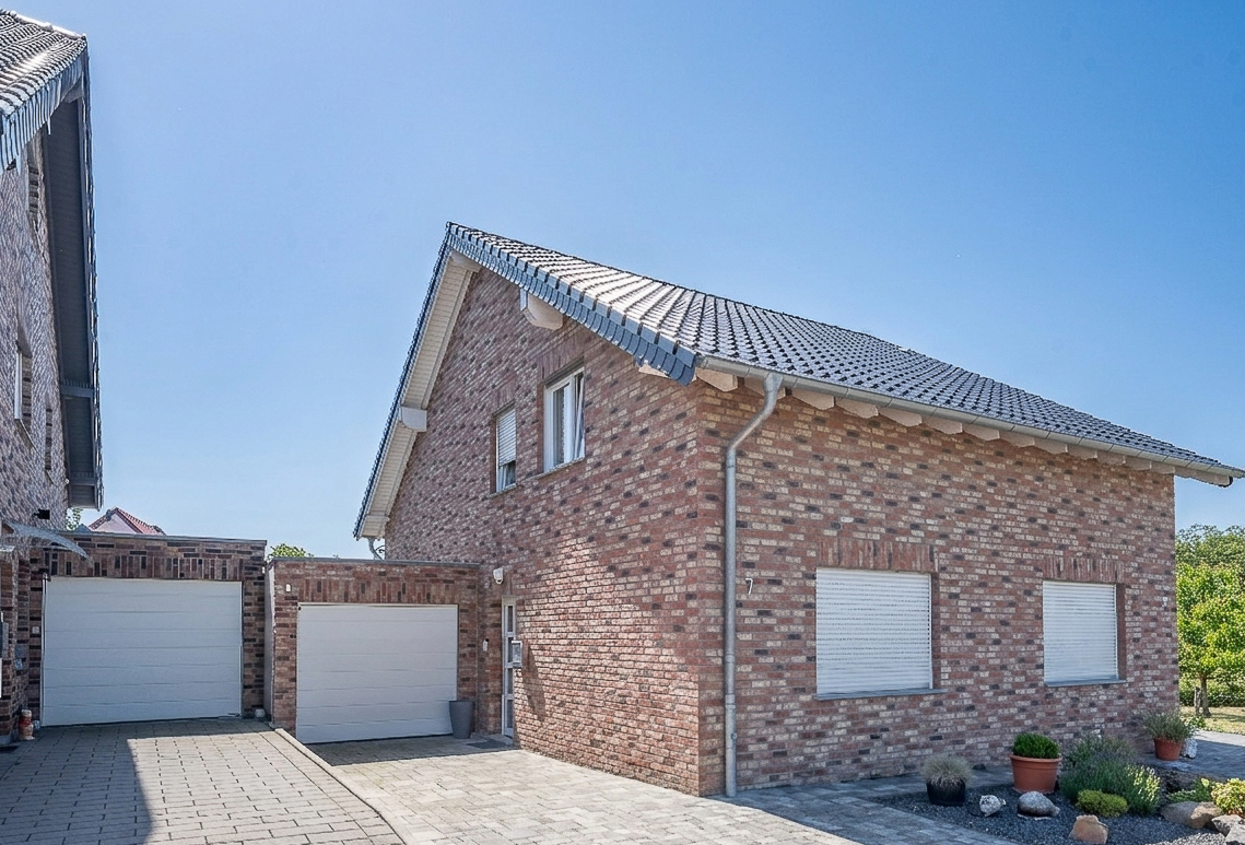 Lichtdurchflutete Dachgeschosswohnung auf 80 m² mit Wohlfühlbalkon, eigenem Eingang und Garage - Foto 1