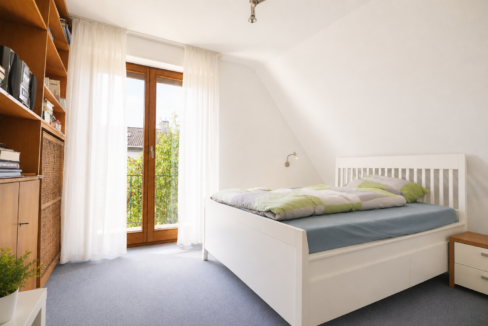 Schlafzimmer/ Angrenzende Ankleide mit Balkonzugang