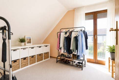 Arbeitszimmer mit Balkonzugang