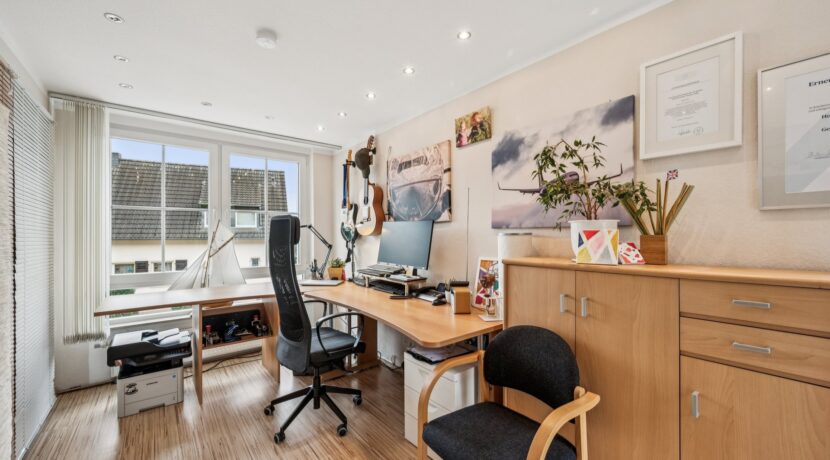 Büro mit separatem Eingang und WC