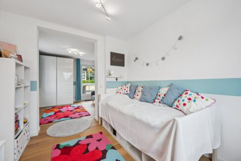 Kinderzimmer 2 mit Zugang zum Balkon