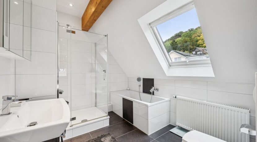 Modernes Elternbad mit Dusche und Wanne