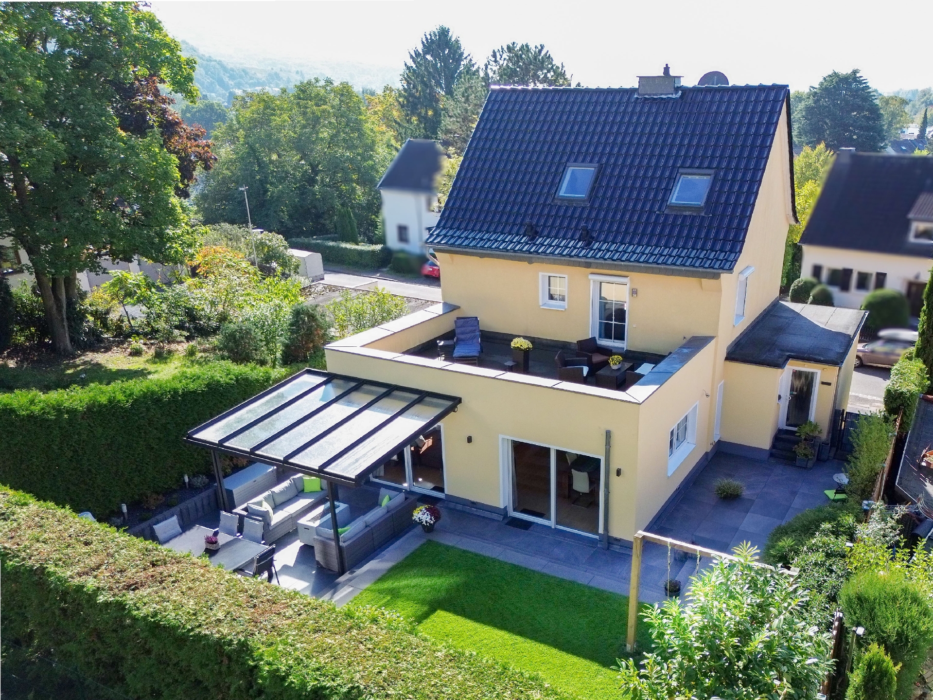 Oberkassel saniertes, erweitertes Familiehaus in begehrter Lage mit toll angelegtem Garten