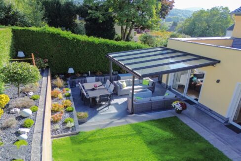 Überdachte Terrasse und Traumgrundstück