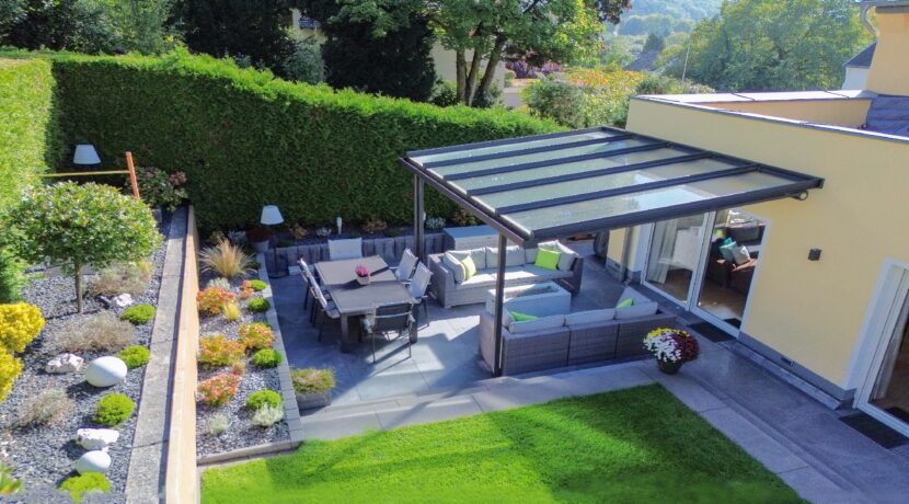 Überdachte Terrasse und Traumgrundstück