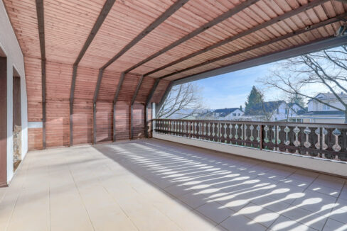Überdachte Terrasse OG