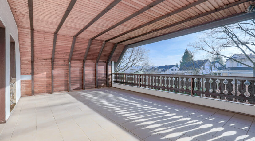 Überdachte Terrasse OG