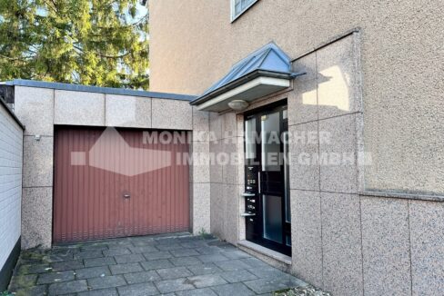 Eingang und Garage 50
