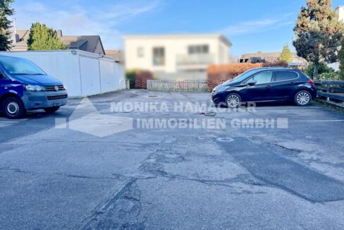 Parkplatz und Garagen