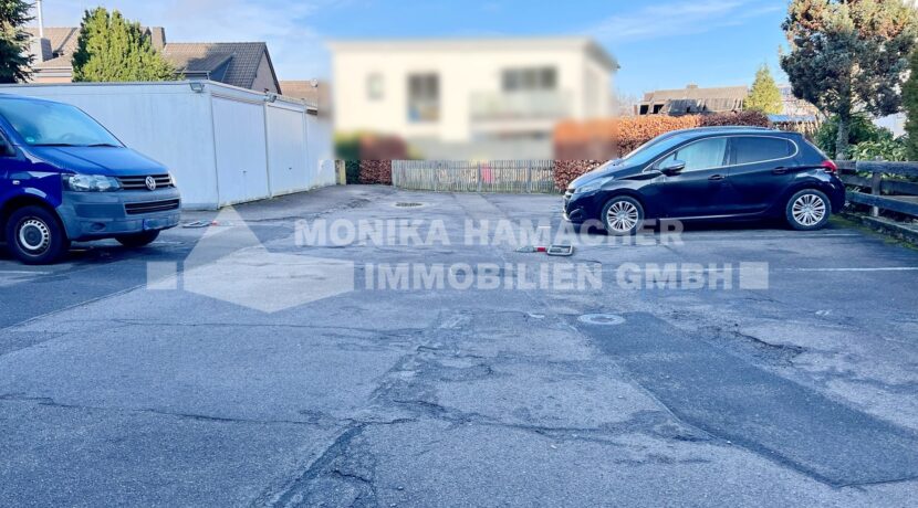 Parkplatz und Garagen