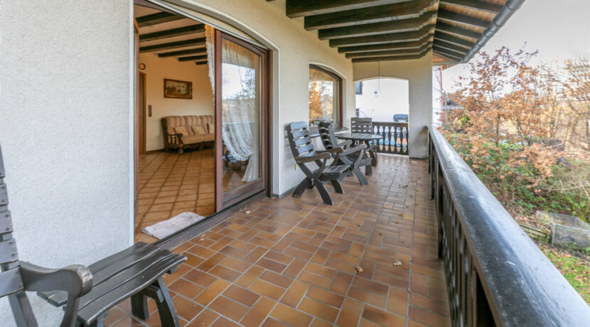Überdachter Balkon