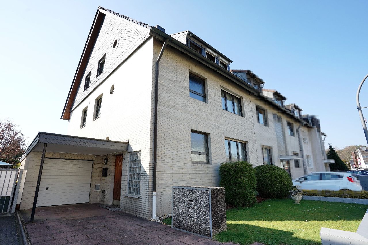 Komplett freiwerdend: 2-Fam.-Eckhaus mit ca. 227 m² wohnlich ausgebauter Fläche in Köln-Dünnwald!