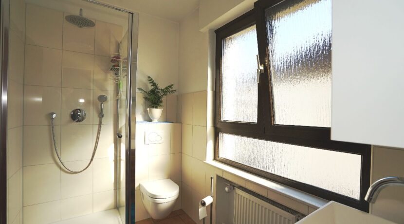 Bad Teilansicht 2 OG-Wohnung