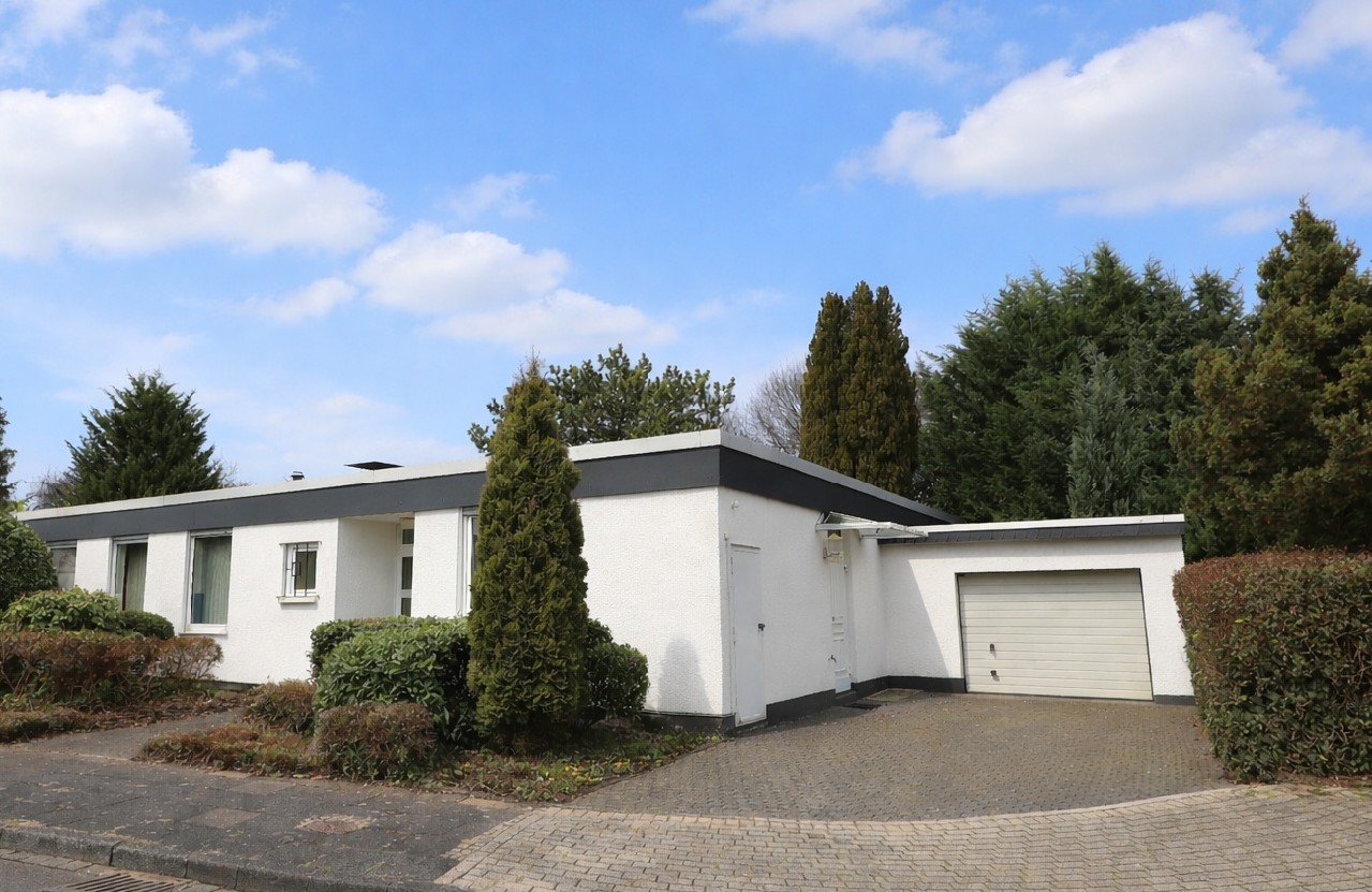 Freist. Bungalow – ca. 266 m² Wohn-/Nutzfläche – 689 m² Grundstück – Sackgasse
