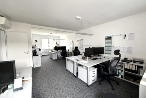 Großes Büro