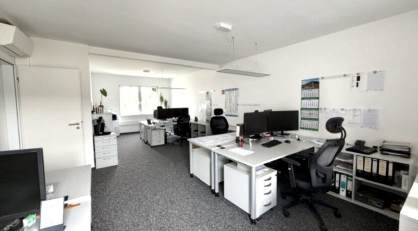 Großes Büro