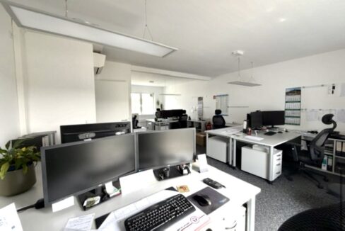 Großes Büro