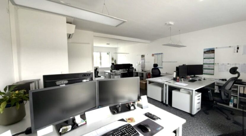 Großes Büro