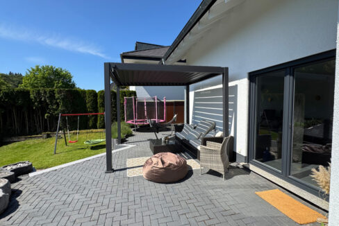 große Terrasse mit Blick in die Natur