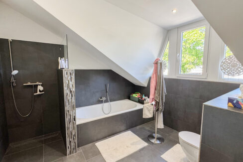 Tageslichbad mit Wanne und Dusche DG