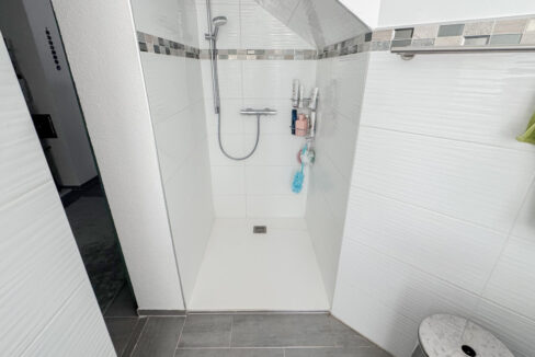 Tageslichtbad mit  Dusche und Wanne Einliegerwohnung