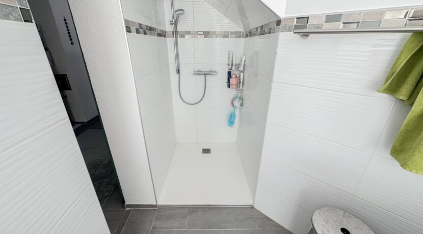 Tageslichtbad mit  Dusche und Wanne Einliegerwohnung