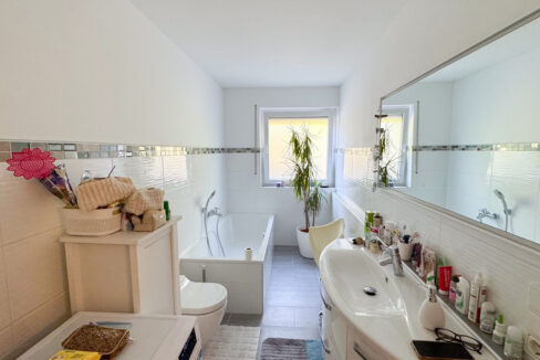 Tageslichtbad mit Dusche und Wanne Einliegerwohnung